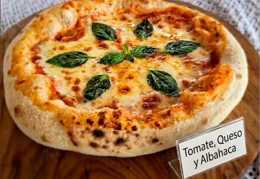 Pizza Napolitana Margherita — SERVUS