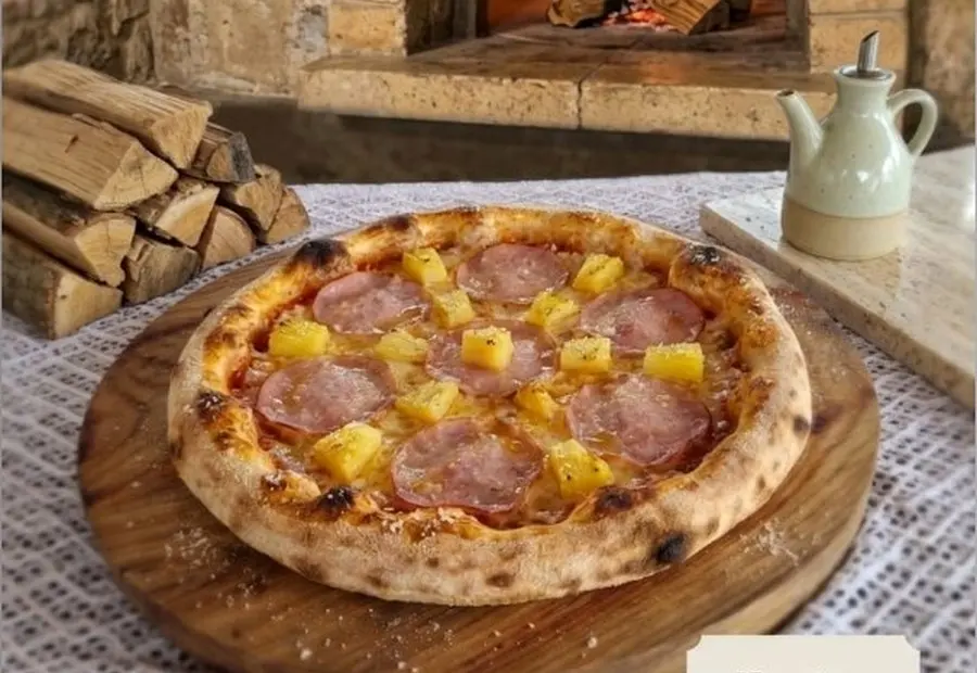 Pizza Napolitana Hawaiana — SERVUS