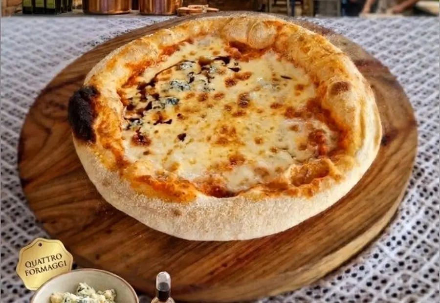 Pizza Napolitana Cuatro Quesos — SERVUS