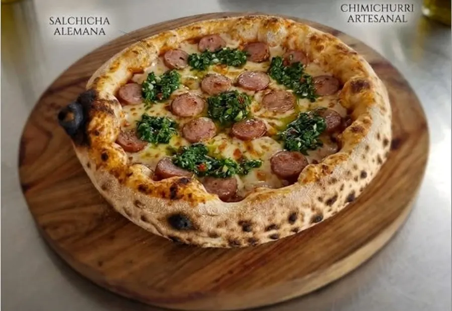 Pizza Bratwurst Servus — SERVUS